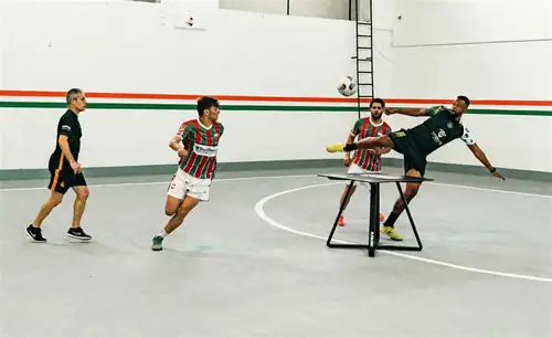 Atletas a jogar Foot Table