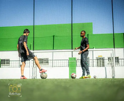 Jovens atletas num treino de futebol personalizado
