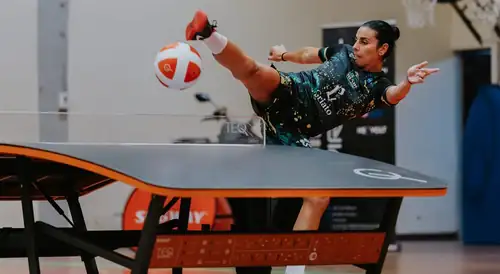 Atletas a treinar Teqball